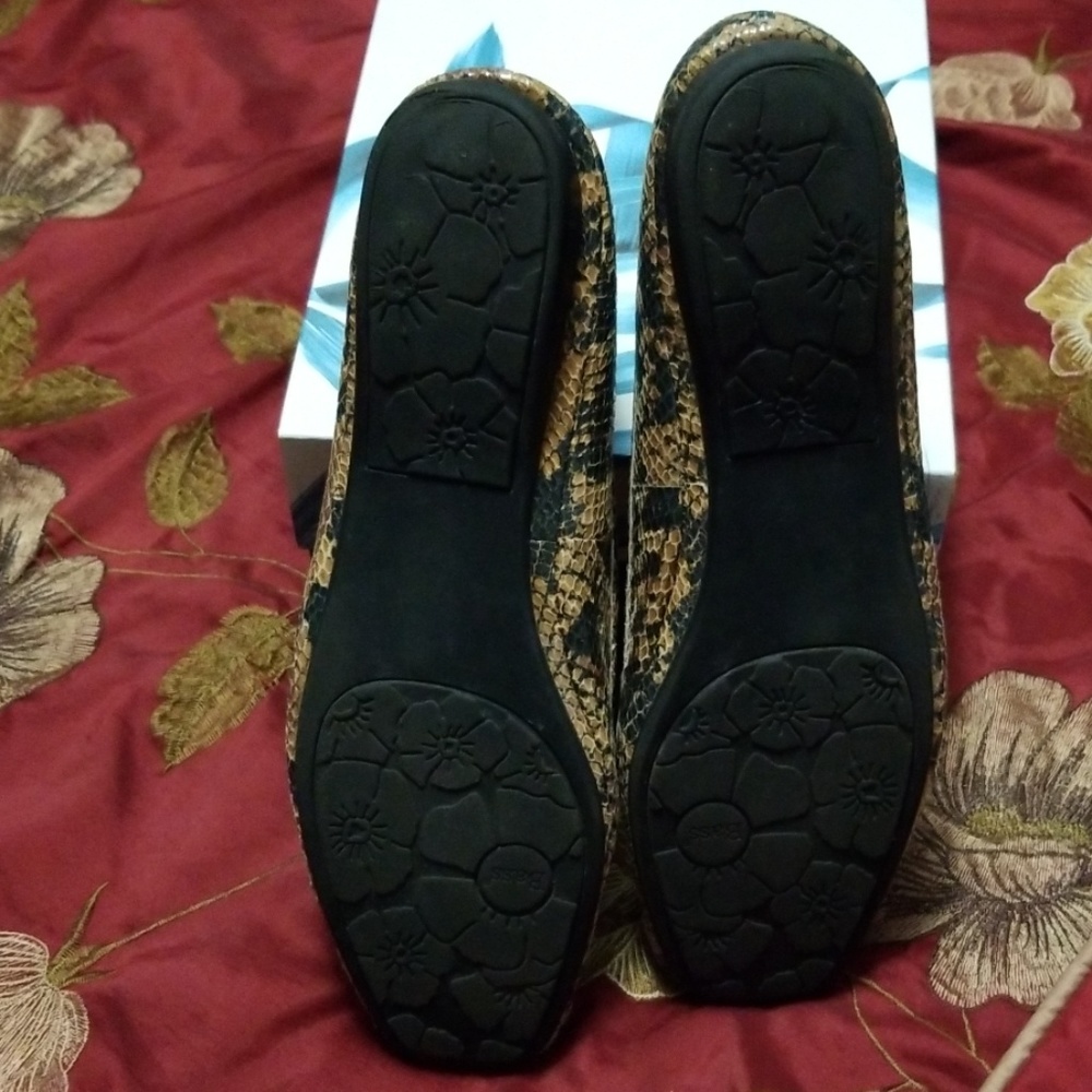 Shoe - Picture 2 of 5